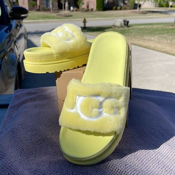 UGG Laton Fur Logo Slides - Picture 1 of 12